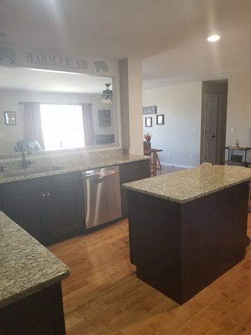 1520 Knoll Ct, Ely, IA 52227-9583