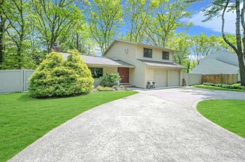 11 Jeanne Rd, Lake Grove, NY 11755-1506