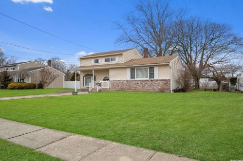975 Manor Ln, Bayshore, NY 11706-7516