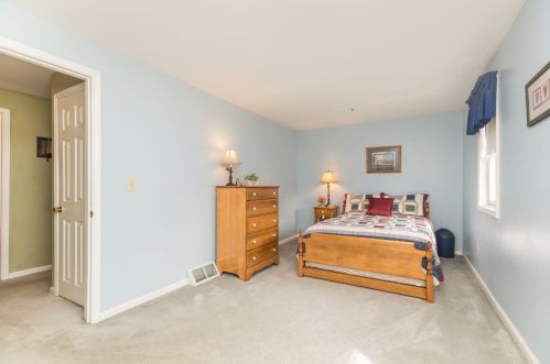 8 Frd Lndg Dr, Dover NH 03820-4552 exterior