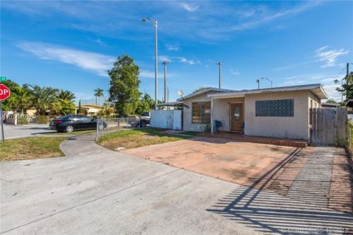 2693 9th Ct, Hialeah FL  33010-1223 exterior