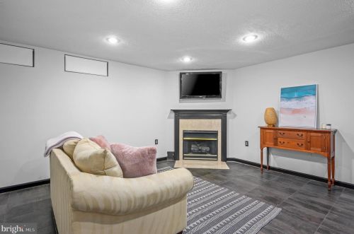 302 Hedgestone Ter, Leesburg VA  20176-4842 exterior