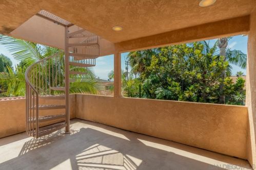 955 Agate St, San Diego CA  92109-1175 exterior