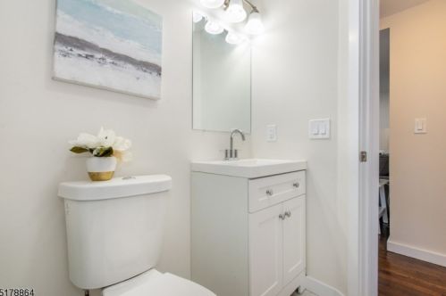 1058 Mayfair Dr, Rahway NJ  07065-1909 exterior