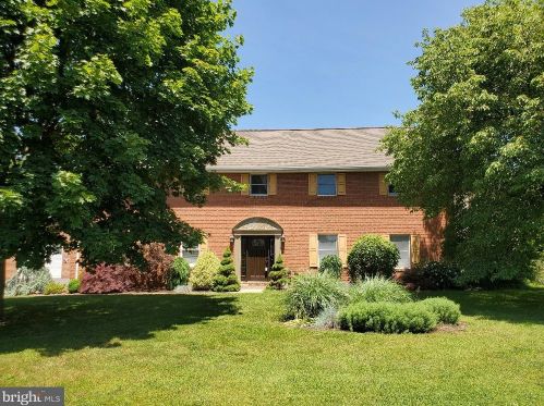 10 Summit Dr, Lees Cross Roads, PA 17257-9718