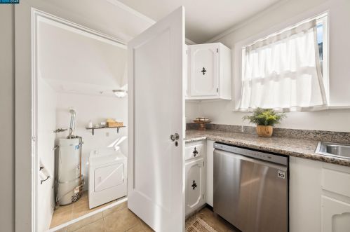 7426 Holly St, Oakland CA  94621-2834 exterior