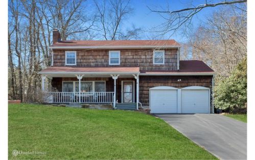4 Rope Ct, Huntington Station, NY 11747-1635