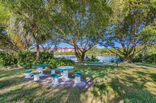 4560 Overlook Dr, Saint Petersburg, FL 33703-4329