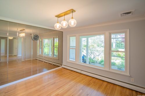 20 Kings Pl, Great Neck, NY 11024-1608