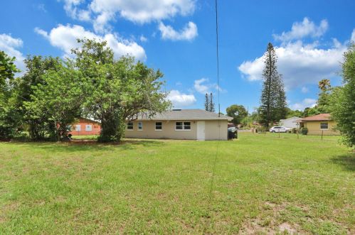 107 Tropic Ct, Fort Pierce FL  34946-1257 exterior