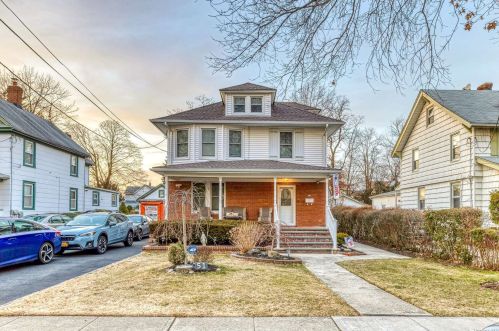 51 7th St, Valley Stream, NY 11581-1214