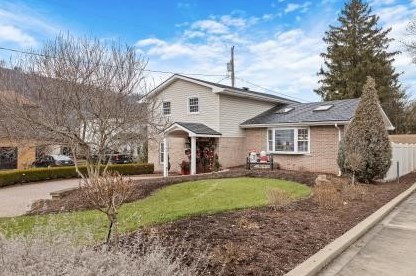 97 Pennsylvania Ave, Oakmont, PA 15139-1920