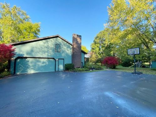 8 Mcchesney Way, Grove City, PA 16127-4144
