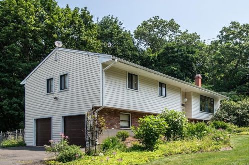 8 Terrace Rd, Airmont NY  10901-1721 exterior