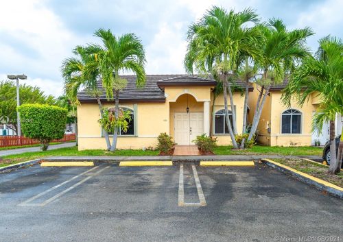 8433 189th St, Hialeah, FL 33015-7218