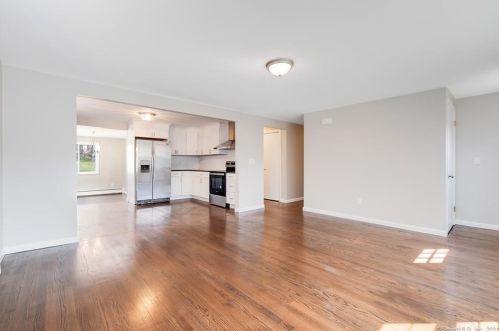 124 Park Dr, Kensington CT  06037-3815 exterior
