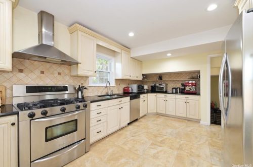 129 Hicks Ln, Great Neck NY  11024-2104 exterior