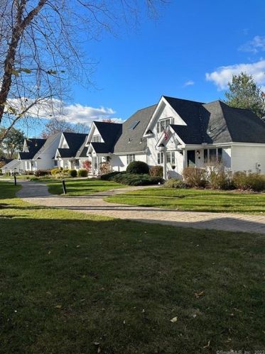 17 Augusta Cir, Moodus, CT 06469-1177