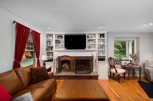 434 Quidnessett Rd, North Kingstown RI  02852-1500 exterior