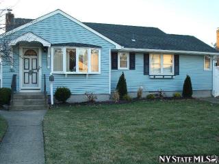 10 High St, Hicksville, NY 11801-2201