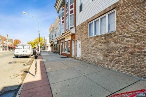 886 Broadway, Bayonne, NJ 07002-3033