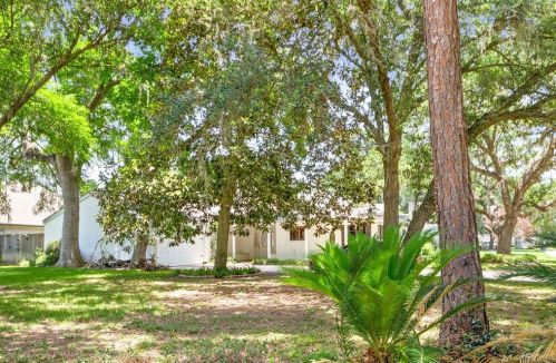1 Canterbury Ln, West Columbia, TX 77486-9612