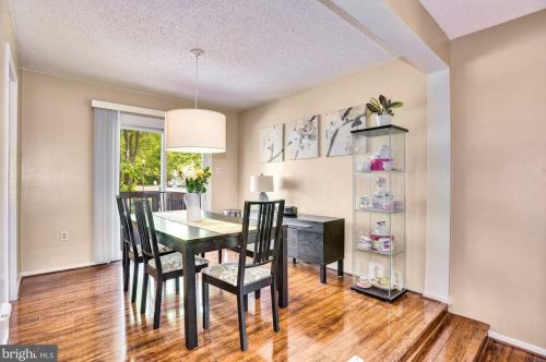 2376 Hunters Square Ct, Herndon VA  20191-2818 exterior