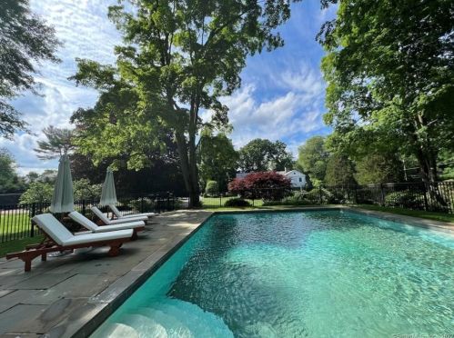 175 Long Lots Rd, Westport CT  06880-4017 exterior