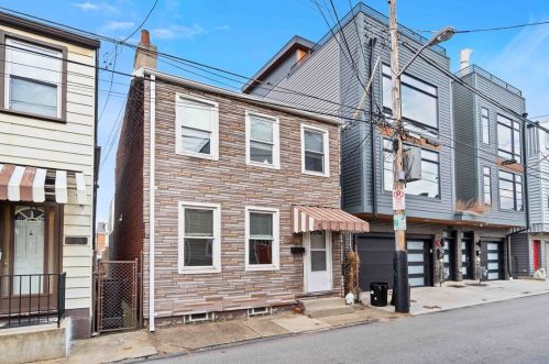 1815 Fox Way, Pittsburgh PA  15203-1731 exterior