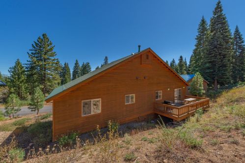 11550 Rhineland Ave, Truckee CA 96161-7070 exterior