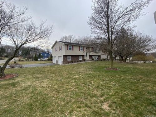 53 Maplewood Blvd, Airmont, NY 10901-7629
