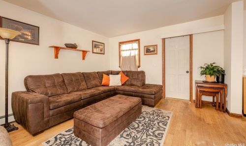 50 Totten Pl, Babylon NY  11702-2810 exterior