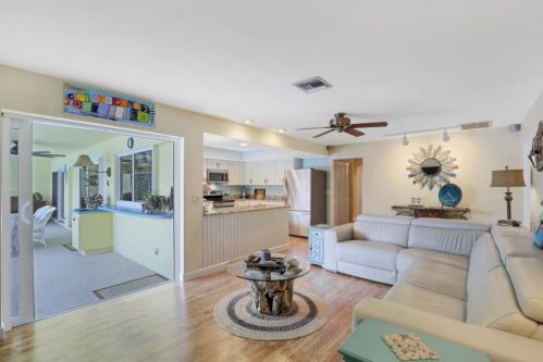 581 Elk Cir, Marco Island, FL 34145-2409