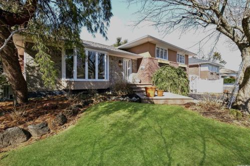 17 Cawfield Ln, Huntington Station, NY 11747-1602