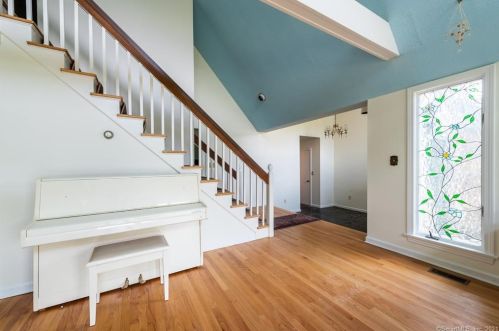 10 Baldwin Dr, Waterford CT  06385-2708 exterior