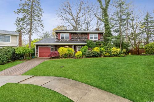 18 Summit Ct, Muttontown, NY 11771-3613
