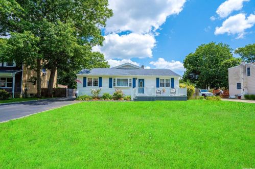 1087 Oakneck Rd, Bayshore, NY 11706-6129