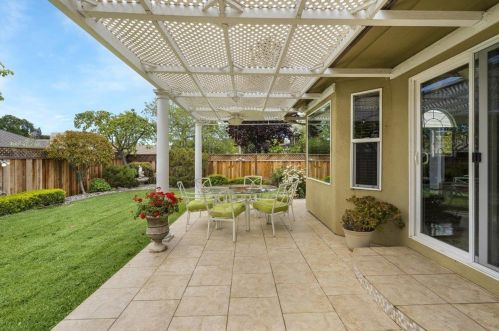 860 Valley Oak Dr, Hollister CA  95023-9155 exterior