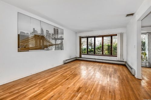 14 Griffin Ln, Williston Park, NY 11596-1933