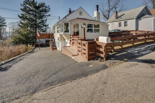 19 Hillcrest Ave, Crotonville NY  10562-1921 exterior