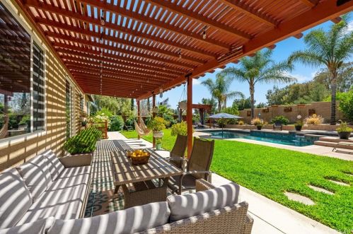 39601 Parkview Dr, Temecula CA  92591-7229 exterior