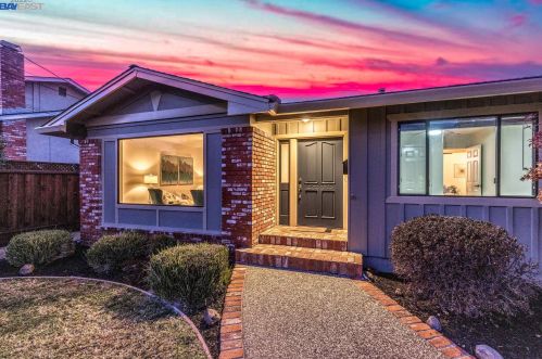 3725 Parkmall Ct, Concord, CA 94519-1421