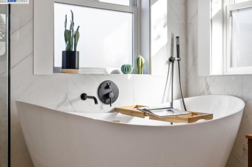 5926 Dover St, Oakland CA  94609-1426 exterior