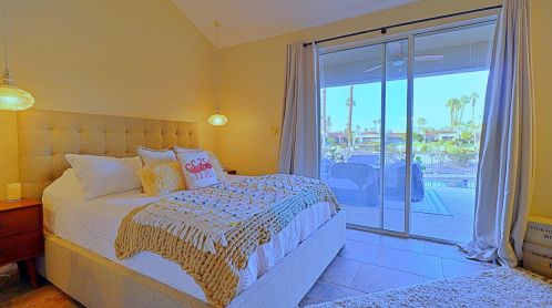 84 Lake Shore Dr, Rancho Mirage CA  92270-4054 exterior