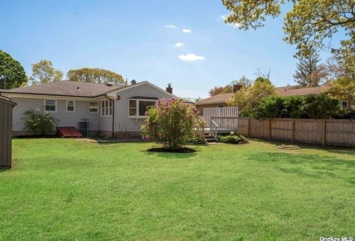 50 Arbour St, West Islip NY  11795-1015 exterior