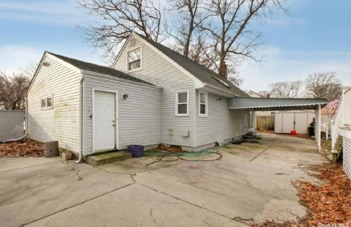 523 Pinto St, Babylon, NY 11702-1216