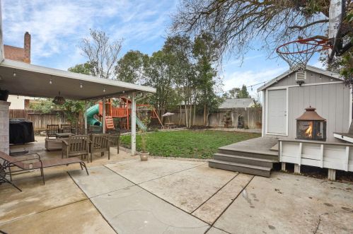 9020 Lismore Dr, Elk Grove CA  95624-2661 exterior