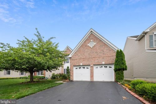 38 Lockwood Dr, Princeton NJ  08540-6123 exterior