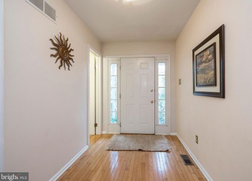 8 Victoria Cir, Collegeville, PA 19426-3924