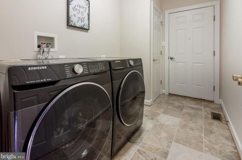 7337 Hooes Rd, Springfield VA 22152-3704 exterior